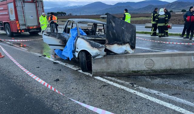 Manisa'da bariyere çarptıktan sonra yanan otomobildeki karı koca öldü