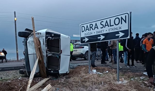 Mardin'de öğrenci servisi ile cip çarpıştı, 11 kişi yaralandı