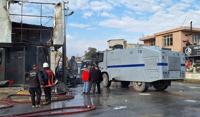 Mersin'de çıkan yangın 2 markette hasara neden oldu