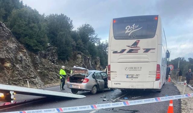 Muğla'da yolcu otobüsü ile çarpışan otomobildeki karı koca öldü