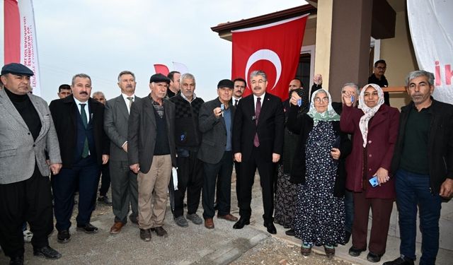 Osmaniye'de yapılan 50 köy evinin anahtarı depremzedelere teslim edildi