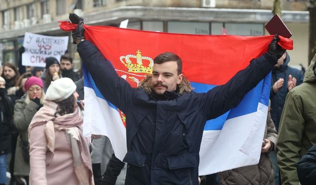 Sırbistan'da öğrenciler, tren istasyonundaki ölümlü kazaya tepki için yüksek savcılık binasına yürüdü