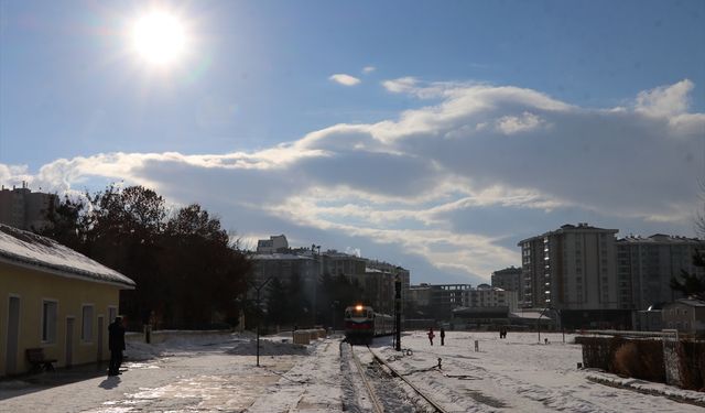 Turistik Doğu Ekspresi, Erzurum'da protokol tarafından karşılandı.