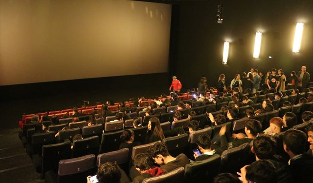 Adana'da öğrenciler "Ufkun Ötesinde" belgeselini sinema salonunda izledi