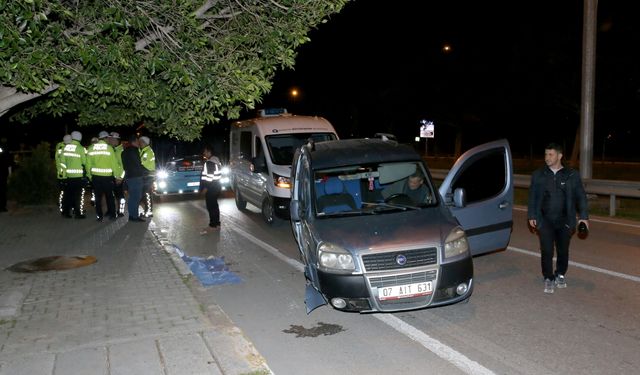 Antalya'da hafif ticari araç ile halk otobüsünün karıştığı kazada 1 kişi öldü