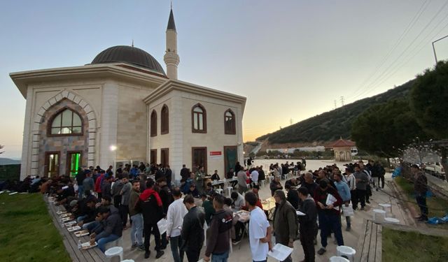 Bodrum'da bir imam, cami avlusunda iftar sofrası kuruyor