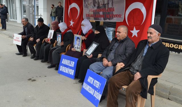 Muşlu aileler DEM Parti binası önündeki eylemlerine devam etti