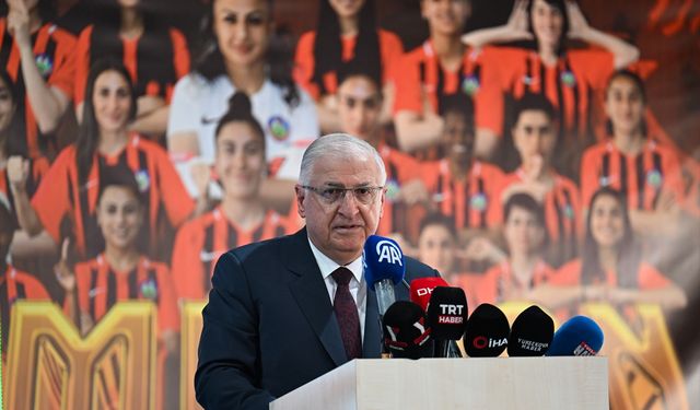 TFF Kadınlar 1. Ligi'nde şampiyon olan Yüksekovaspor kupasını aldı (1)