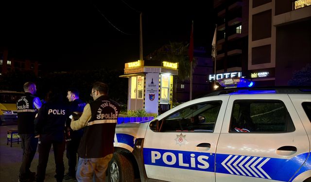 İzmir'de bıçaklı kavgada 1'i ağır 2 kişi yaralandı