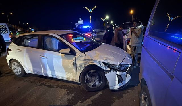 Kocaeli'de, otomobil ile cipin çarpışması sonucu 2 kişi yaralandı