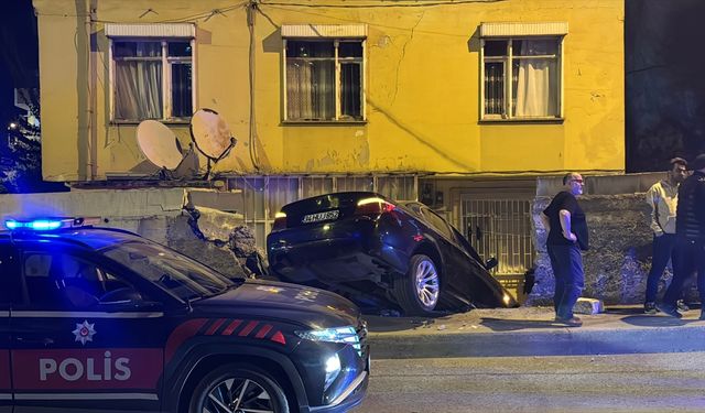 Üsküdar'da kaza yapan sürücü otomobilini bırakıp kaçtı