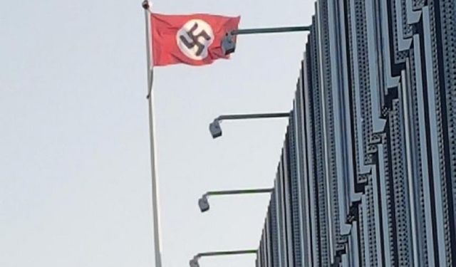 Stockholm'de Hitler'in doğum gününde Nazi bayrağı