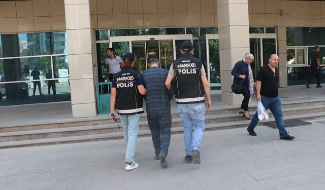 Kilis'te otomobilde 215 bin 312 sentetik hap ele geçirildi