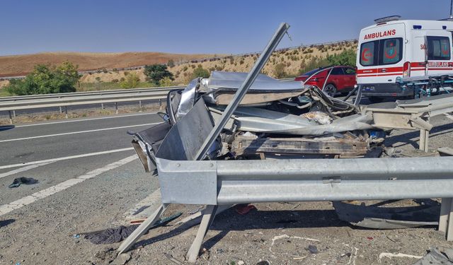Kırıkkale'de bariyerlere çarpan otomobildeki 1 kişi öldü, 4 kişi yaralandı
