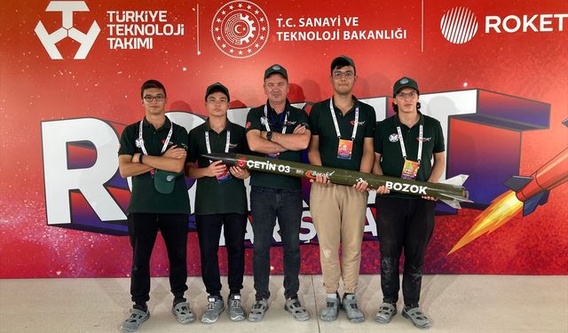 Lise öğrencileri geliştirdikleri roketle TEKNOFEST'te birinci olmanın mutluluğunu yaşıyor
