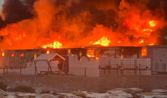 Niğde'de ambalaj fabrikasında çıkan yangına müdahale ediliyor