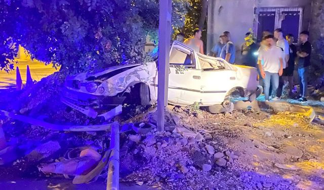 Osmaniye'de tabela direğine çarpan otomobilin sürücüsü öldü