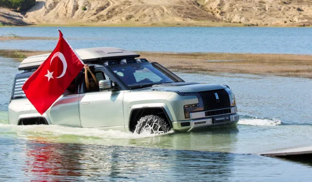 Araba yüzüyor, etrafında dönüyor ve zıplıyor