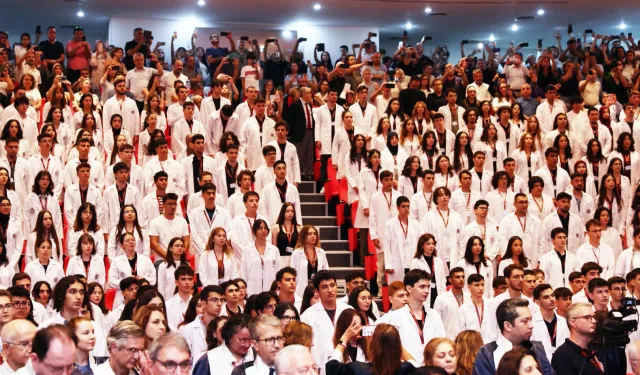 DEÜ'de yeni öğrenciler beyaz önlük giydi