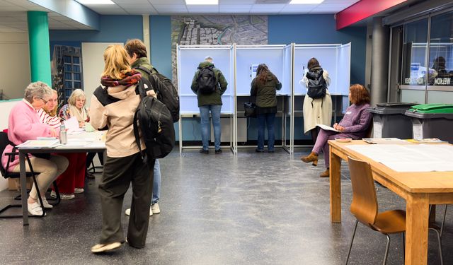 Hollanda genel seçimler için sandık başında