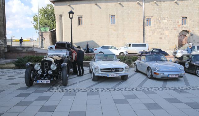 Klasik otomobil tutkunları Belçika'dan yola çıktı