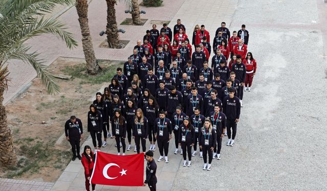 6. İslami Dayanışma Oyunları'nda mücadele eden milli sporculardan Atatürk'e saygı duruşu