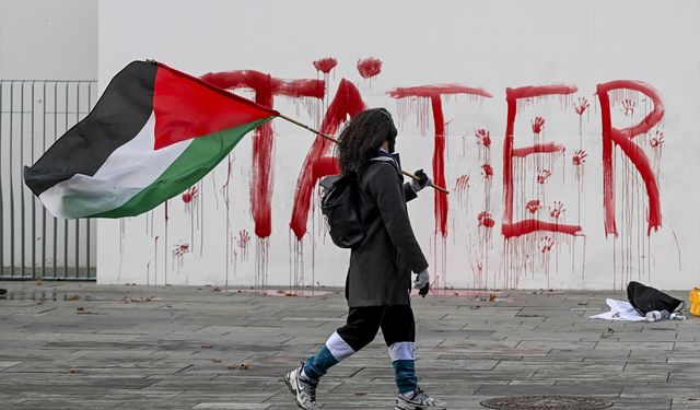 Almanya'da Başbakanlık binası kırmızıya boyandı