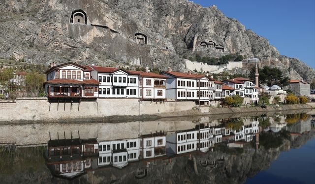Amasya Yalıboyu Evleri'nin Yeşilırmak'a yansıması eşsiz manzara oluşturdu
