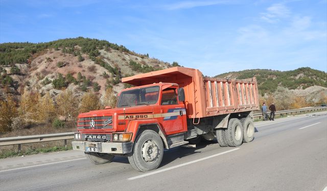 Amasya'da kamyon ile çarpışan otomobildeki 3 kişi yaralandı