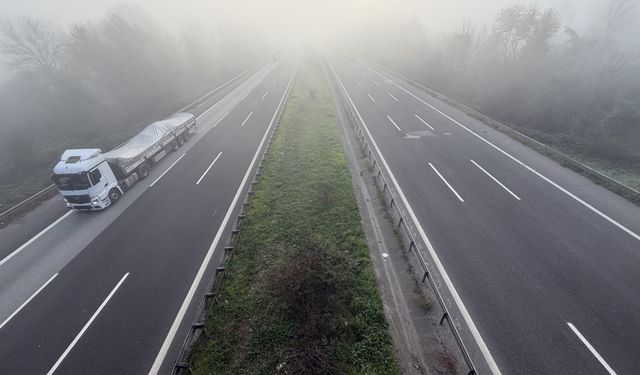 Anadolu Otoyolu'nun Düzce kesiminde sis etkili oldu