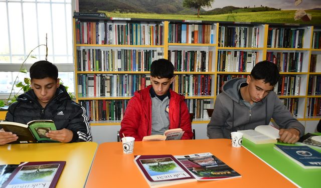Batman'da Kitap Okuma Noktası ile yüzlerce öğrenci kitapla buluştu