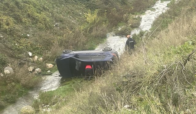 Bolu'da dereye devrilen otomobildeki 2 kişi yaralandı