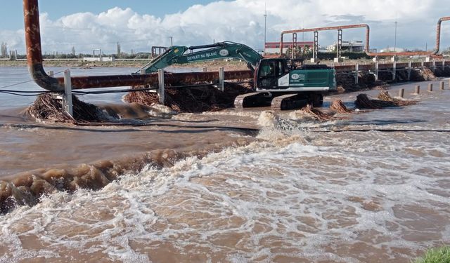 Çanakkale'de kuvvetli yağış nedeniyle debisi yükselen Tuzla Çayı taştı