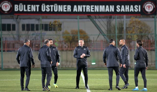 Çorum FK'nin yeni teknik direktörü Hüseyin Eroğlu takımla ilk antrenmana çıktı