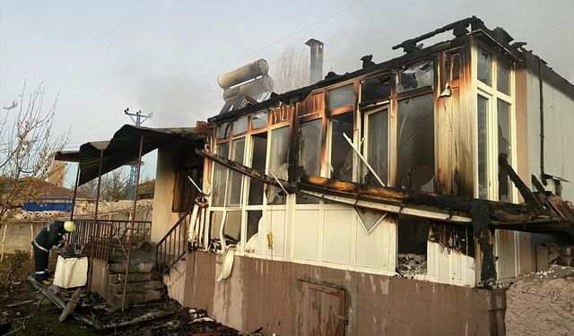 Çorum'da ahşap evde çıkan yangında 1 kişi yaralandı