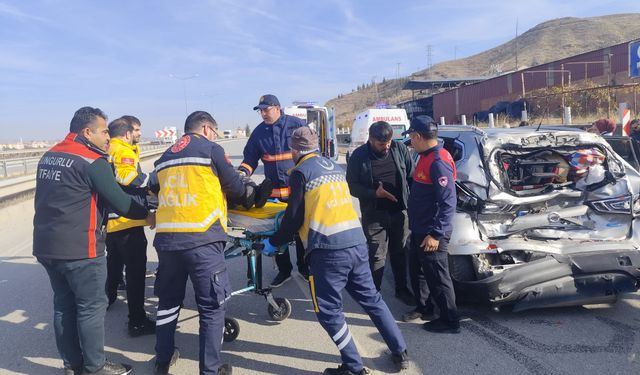 Çorum'da kamyonla cipin çarpışması sonucu 5 kişi yaralandı