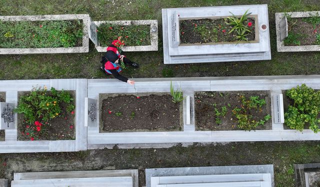 Düzce Depremi'nde hayatını kaybedenler mezarları başında anıldı