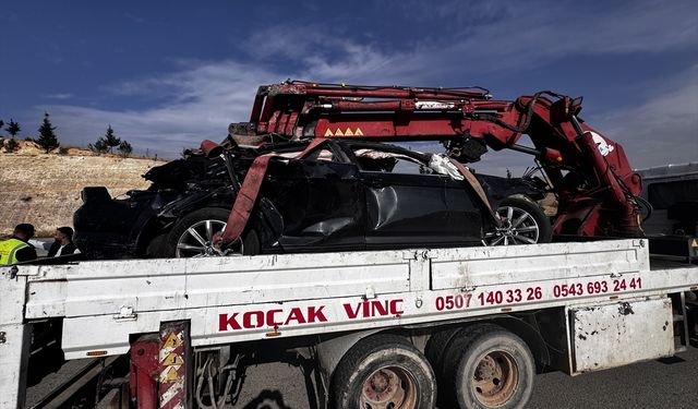 Gaziantep'te orta refüje çarpan araçtaki 1 kişi öldü, 4 kişi yaralandı