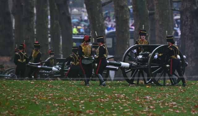 İngiltere Kralı 3. Charles'a 41 pare top atışı