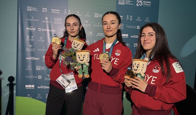 Kadın milli halterciler, Riyad'da kazandıkları 9 altın madalyayı Atatürk'e 'armağan' etti