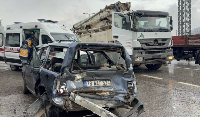 Karabük'te beton pompasıyla çarpışan otomobildeki 5 kişi yaralandı