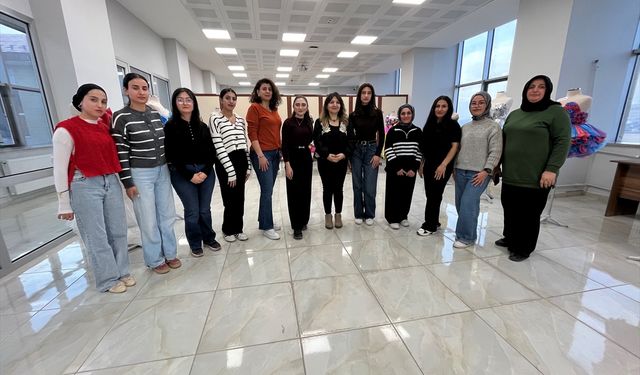 Kars'ta üniversite öğrencileri turşu bidonu, un çuvalı gibi atıklardan giysi tasarladı