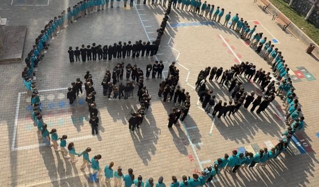 Kilis'te ilkokul öğrencileri koreografiyle Büyük Önder Atatürk'ü andı