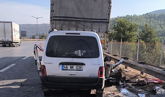 Mersin'de kamyona çarpan hafif ticari araçtaki 3 kişi öldü