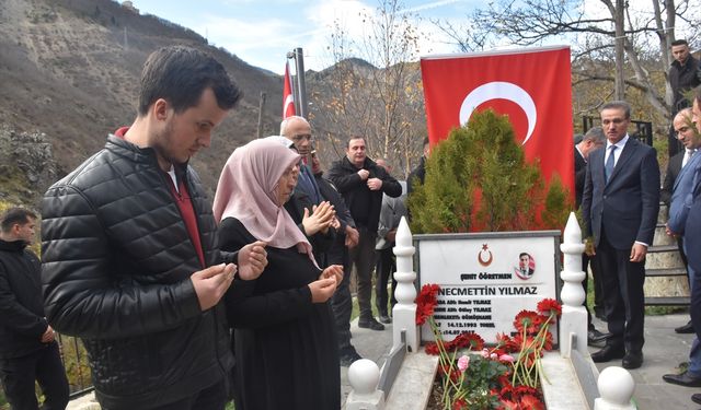 Şehit öğretmen Necmettin Yılmaz kabri başında anıldı