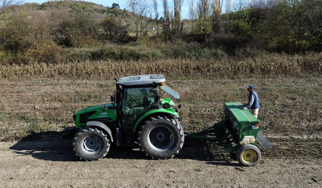 Üniversiteli Sıla, tatillerde köyüne dönüp ailesiyle çiftçilik yapıyor