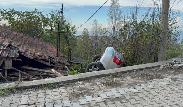 Zonguldak'ta otomobil kullanılmayan bir evin çatısına düştü