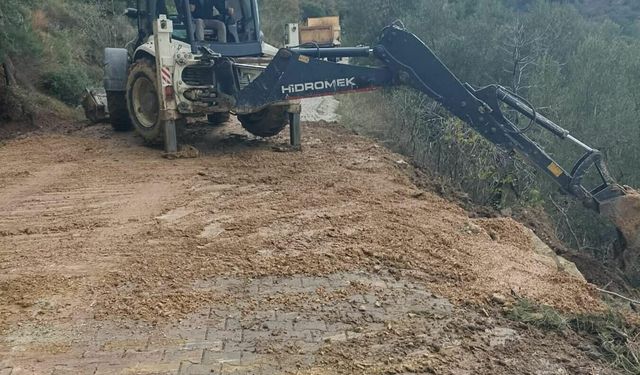 Çanakkale'de heyelan nedeniyle kapanan yol ulaşıma açıldı