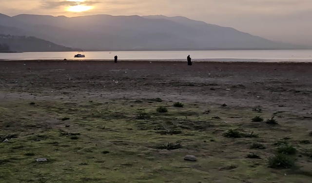 Sapanca Gölü'ndeki kuraklığa, 'Suyun olduğu yerde insanlar mangal yapıyor' görseliyle dikkat çekti