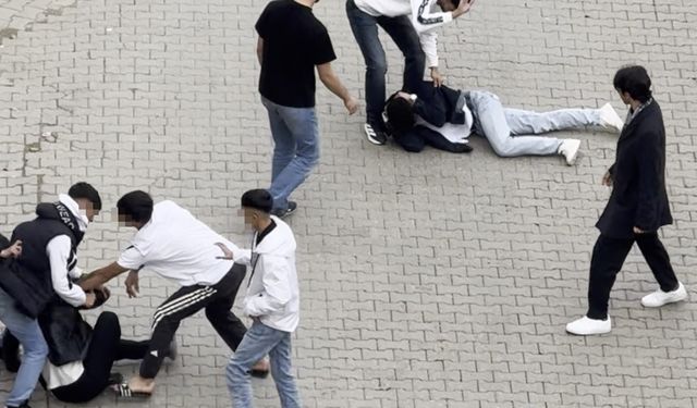 Siirt'te iki grup arasında çıkan tekmeli ve yumruklu kavgada kamerada: 3 yaralı